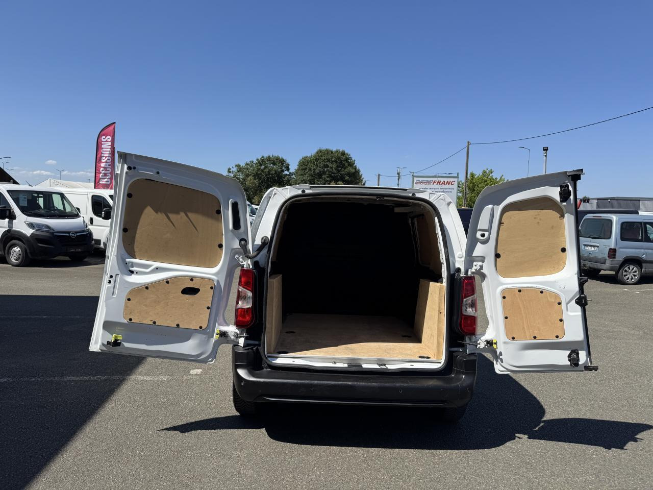 Citroen Berlingo M 650KG BLUEHDI 100 S&S DRIVER - Kis furgon: 2 kép. Citroen Berlingo M 650KG BLUEHDI 100 S&S DRIVER - Kis furgon: 2 kép.