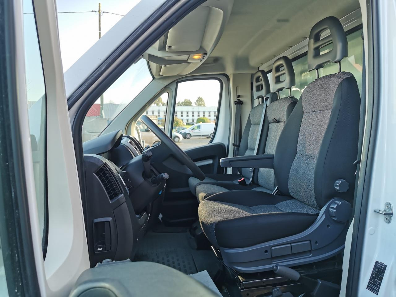 FIAT DUCATO 3T5 CAISSE + HAYON 2.2 HDI 140CH - Dobozos kisteherautó: 5 kép. FIAT DUCATO 3T5 CAISSE + HAYON 2.2 HDI 140CH - Dobozos kisteherautó: 5 kép.