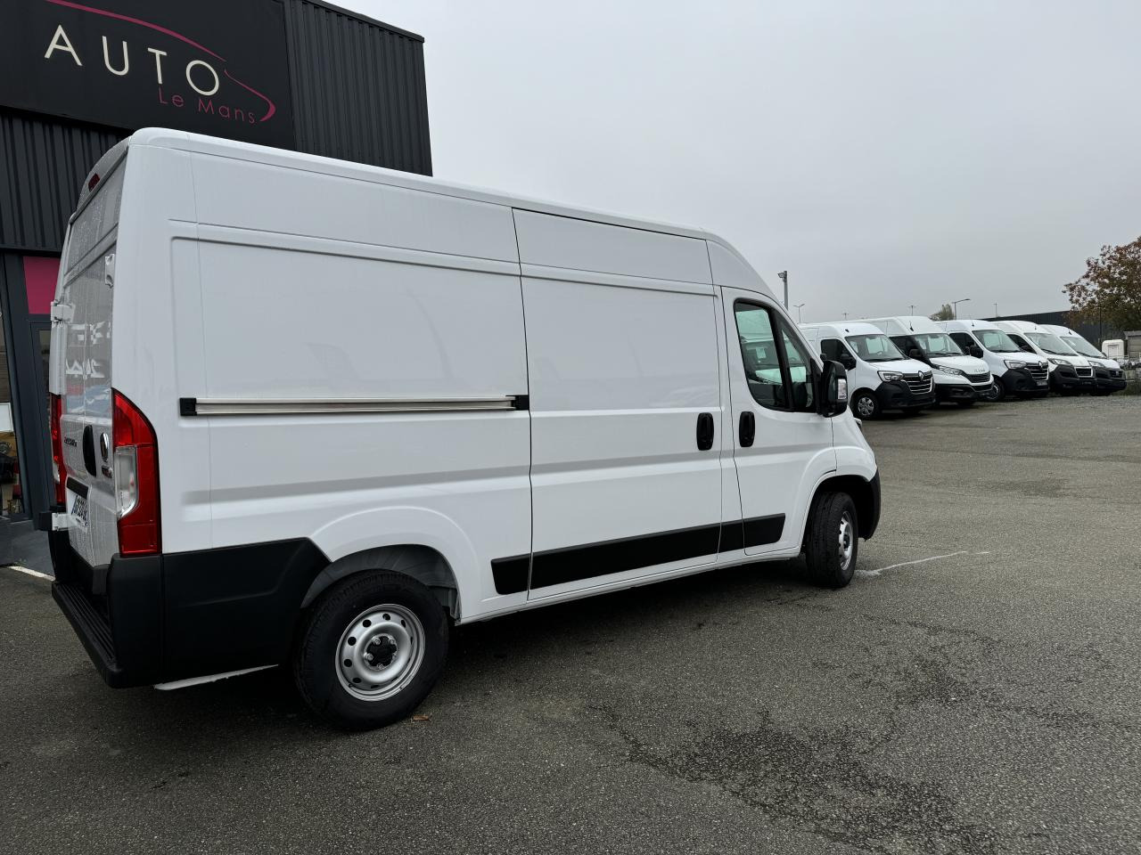FIAT Ducato Tôlé 3.3 M H2 2.2 - 140 S&S III FOURGON TOLE Fourgon Tôlé 3.3 - Furgon: 5 kép. FIAT Ducato Tôlé 3.3 M H2 2.2 - 140 S&S III FOURGON TOLE Fourgon Tôlé 3.3 - Furgon: 5 kép.