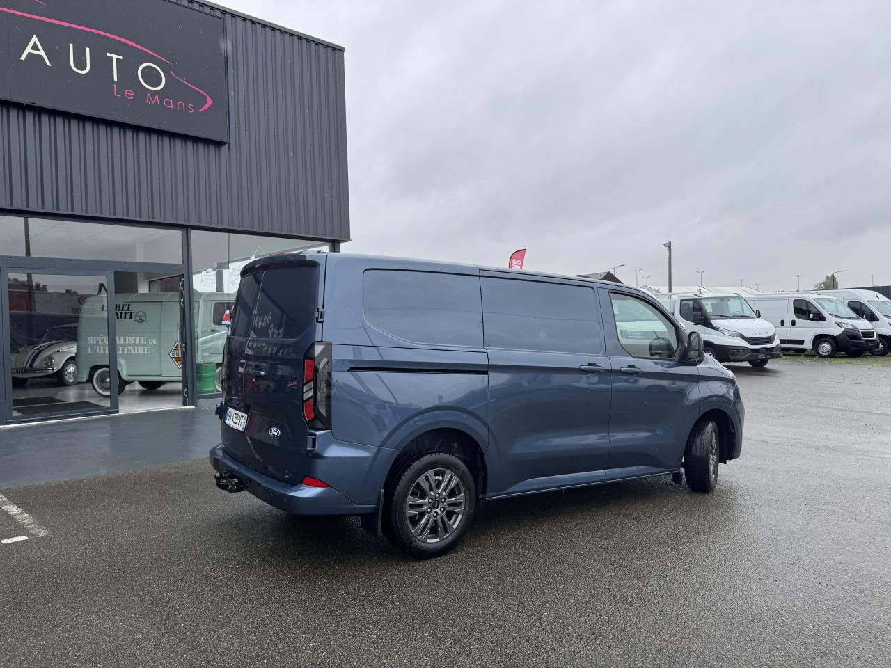 FORD Transit Custom 2.0 EcoBlue 170 ch BVA Fourgon 320 L1H1 Limited - Furgon: 5 kép. FORD Transit Custom 2.0 EcoBlue 170 ch BVA Fourgon 320 L1H1 Limited - Furgon: 5 kép.