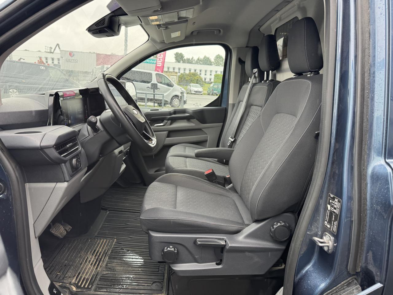 FORD Transit Custom 2.0 EcoBlue 170 ch BVA Fourgon 320 L1H1 Limited - Furgon: 4 kép. FORD Transit Custom 2.0 EcoBlue 170 ch BVA Fourgon 320 L1H1 Limited - Furgon: 4 kép.