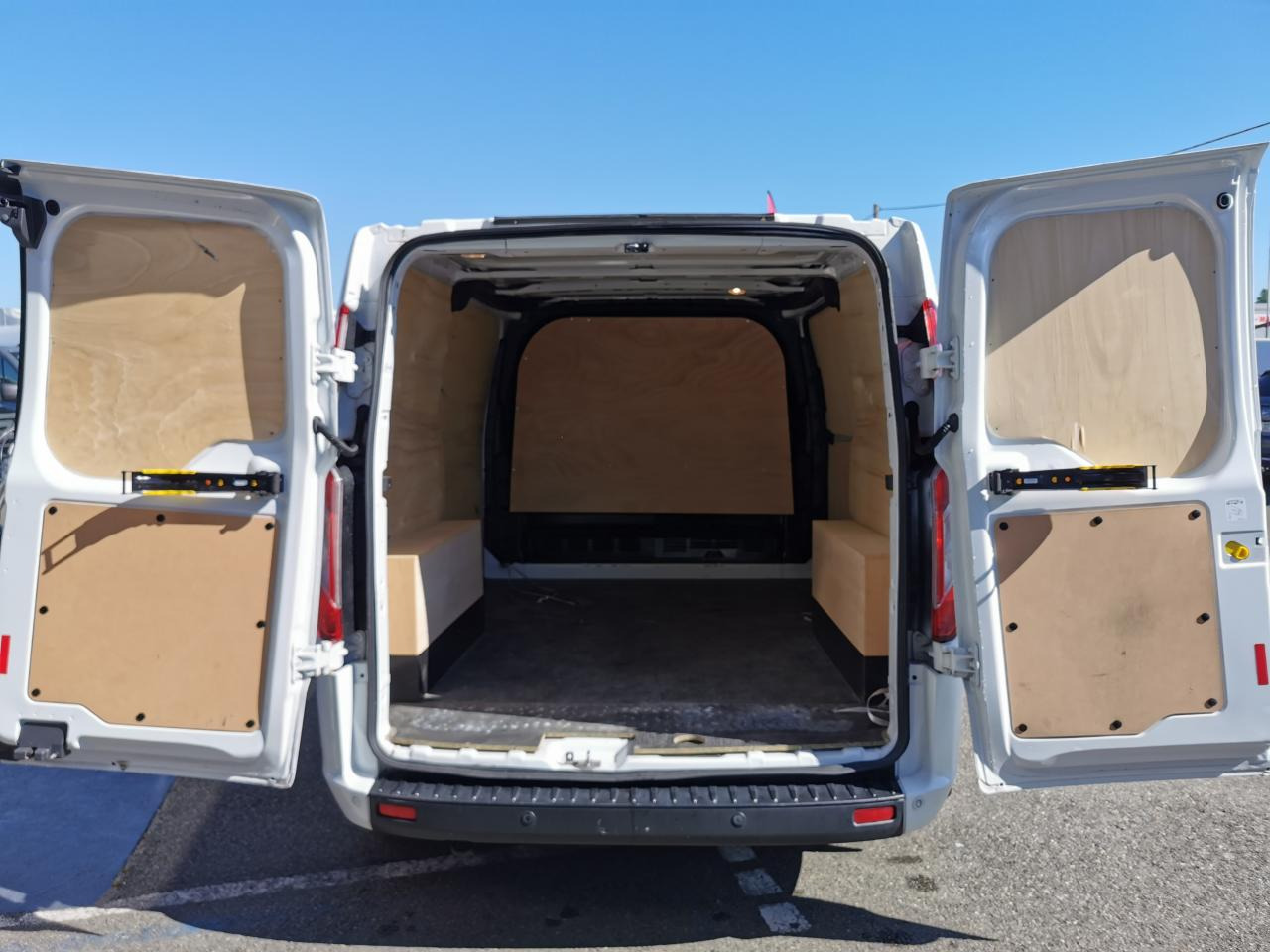 FORD Transit Custom 2.0 TDCi - 130 - BVA S&S TRANSIT CUSTOM FOURGON Fourgon 300 L1H1 Trend Business P - Furgon: 3 kép. FORD Transit Custom 2.0 TDCi - 130 - BVA S&S TRANSIT CUSTOM FOURGON Fourgon 300 L1H1 Trend Business P - Furgon: 3 kép.