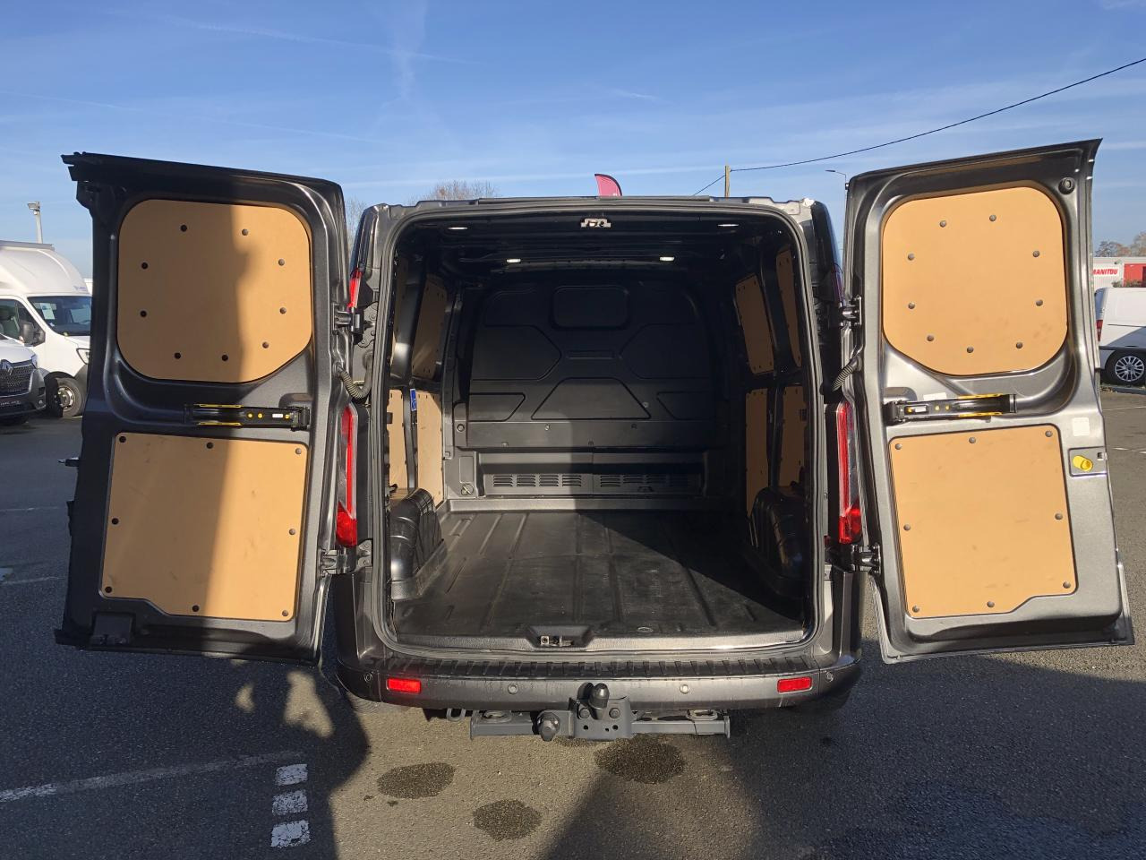 FORD Transit Custom 2.0 TDCi - 170 - BVA S&S TRANSIT CUSTOM FOURGON Fourgon 290 L1H1 Sport PHASE 2 - Furgon: 2 kép. FORD Transit Custom 2.0 TDCi - 170 - BVA S&S TRANSIT CUSTOM FOURGON Fourgon 290 L1H1 Sport PHASE 2 - Furgon: 2 kép.