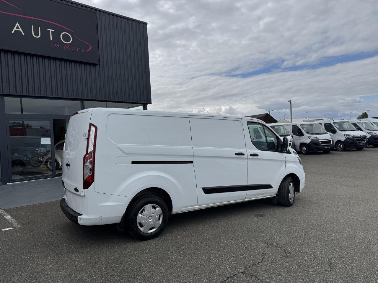 FORD transit custom 300 L2H1 2.0 ECOBLUE 130 HYBRID TREND BUSINESS - Furgon: 5 kép. FORD transit custom 300 L2H1 2.0 ECOBLUE 130 HYBRID TREND BUSINESS - Furgon: 5 kép.