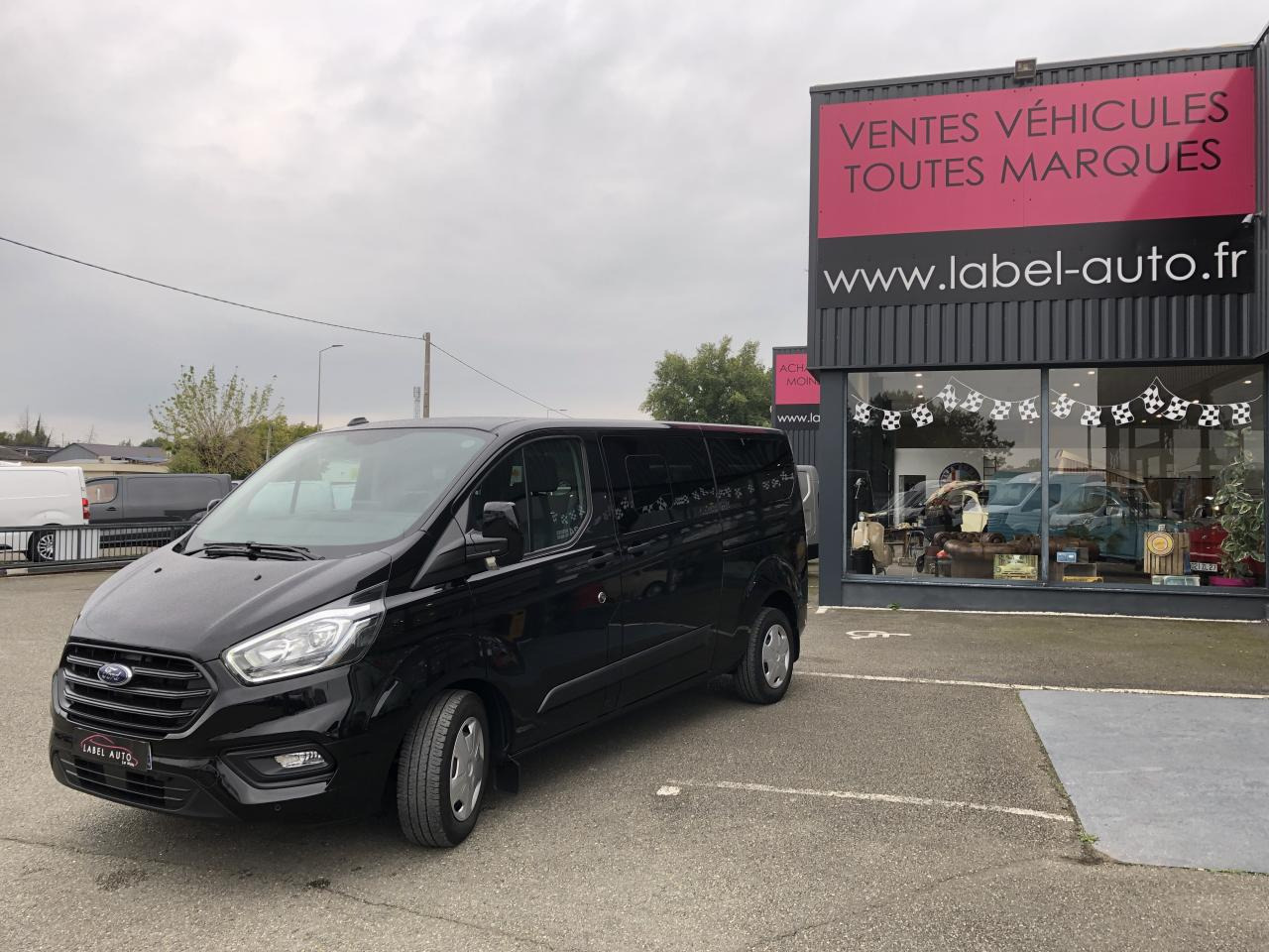 FORD transit custom kombi Transit Custom 2.0 EcoBlue 130 ch BVA S&S combi 9 places 320 L2H1 Trend Business - Kisbusz: 4 kép. FORD transit custom kombi Transit Custom 2.0 EcoBlue 130 ch BVA S&S combi 9 places 320 L2H1 Trend Business - Kisbusz: 4 kép.