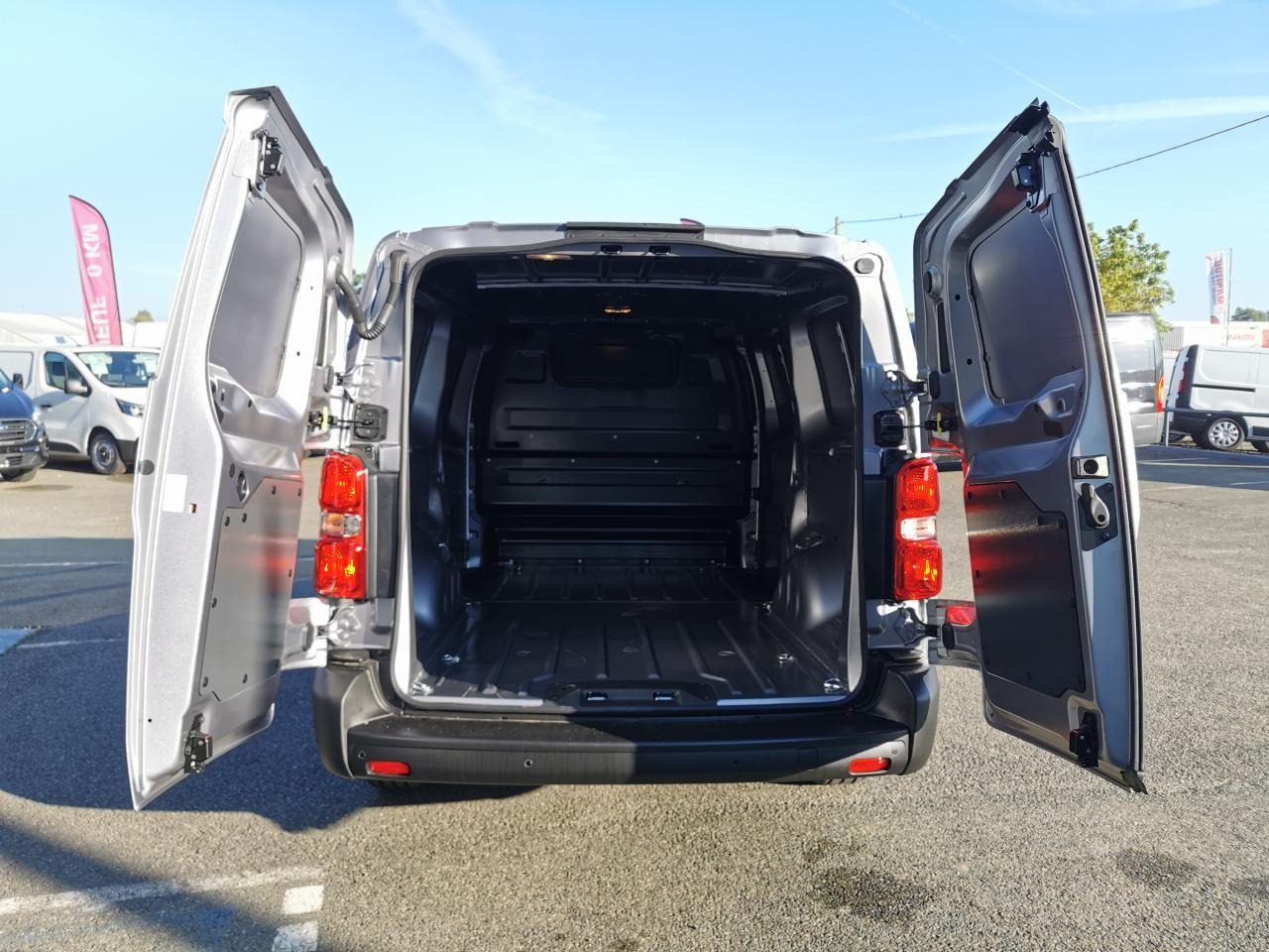 Fiat Scudo XL 2.0 BlueHDi - 145 III 2022 FOURGON Fourgon XL PHASE 1 - Furgon: 3 kép. Fiat Scudo XL 2.0 BlueHDi - 145 III 2022 FOURGON Fourgon XL PHASE 1 - Furgon: 3 kép.
