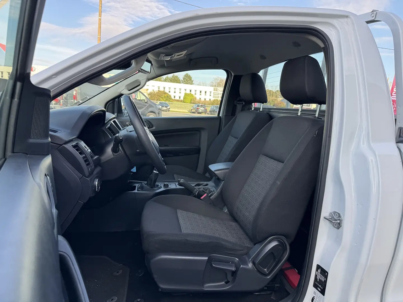 Ford Ranger 2.0 TDCI 170CH SIMPLE CABINE XL - Pickup: 5 kép. Ford Ranger 2.0 TDCI 170CH SIMPLE CABINE XL - Pickup: 5 kép.