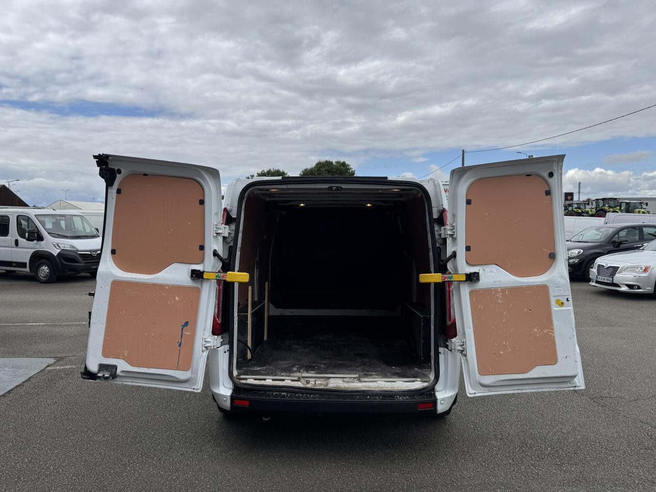 Ford Transit Custom 300 L2H1 2.0 ECOBLUE 130 HYBRID TREND BUSINESS - Furgon: 2 kép. Ford Transit Custom 300 L2H1 2.0 ECOBLUE 130 HYBRID TREND BUSINESS - Furgon: 2 kép.