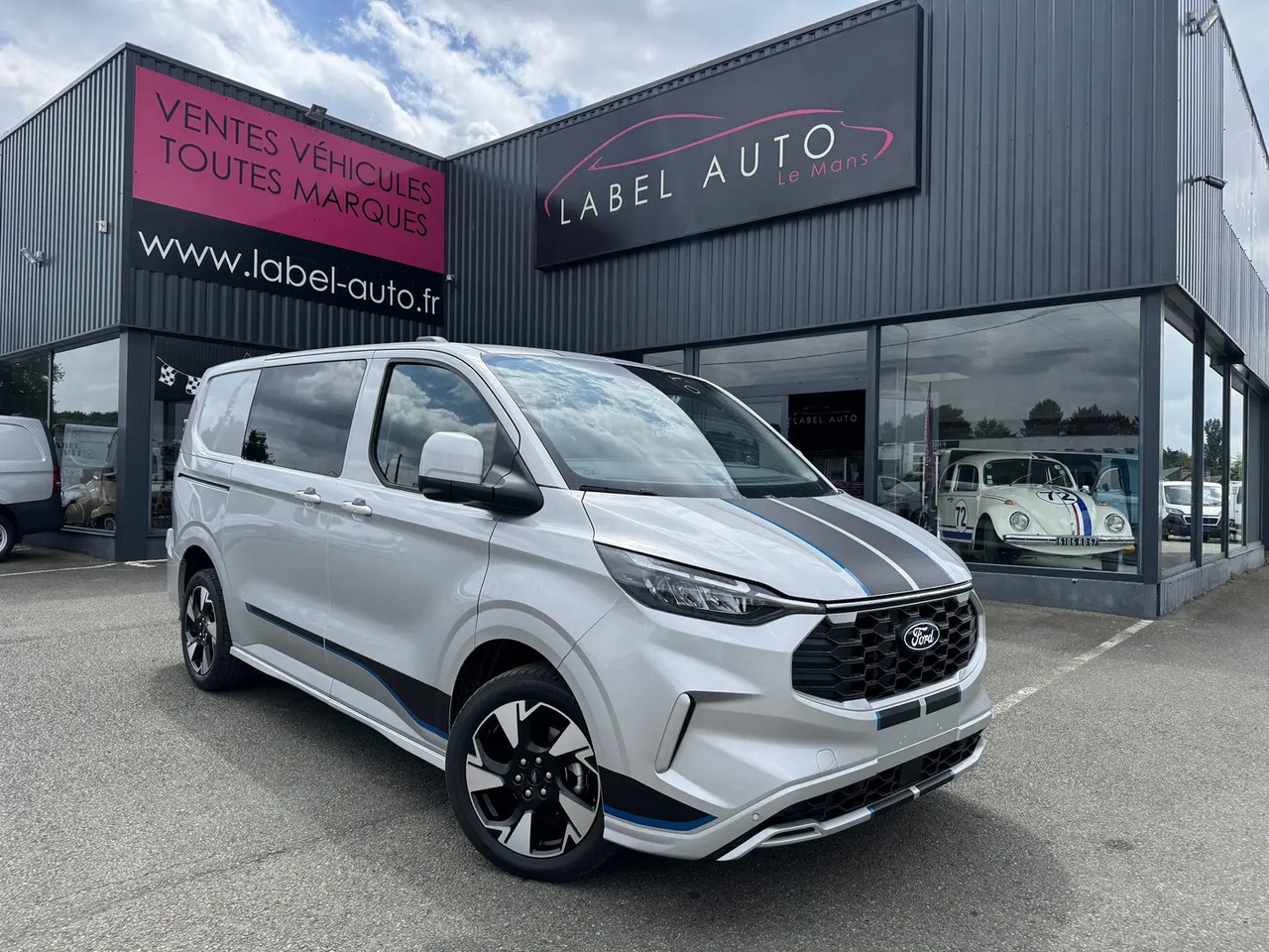 Ford Transit Custom 320 L1H1 2.0 ECOBLUE 170CH CABINE APPROFONDIE SPORT BVA8 - Duplakabinos kisteherautó: 2 kép. Ford Transit Custom 320 L1H1 2.0 ECOBLUE 170CH CABINE APPROFONDIE SPORT BVA8 - Duplakabinos kisteherautó: 2 kép.