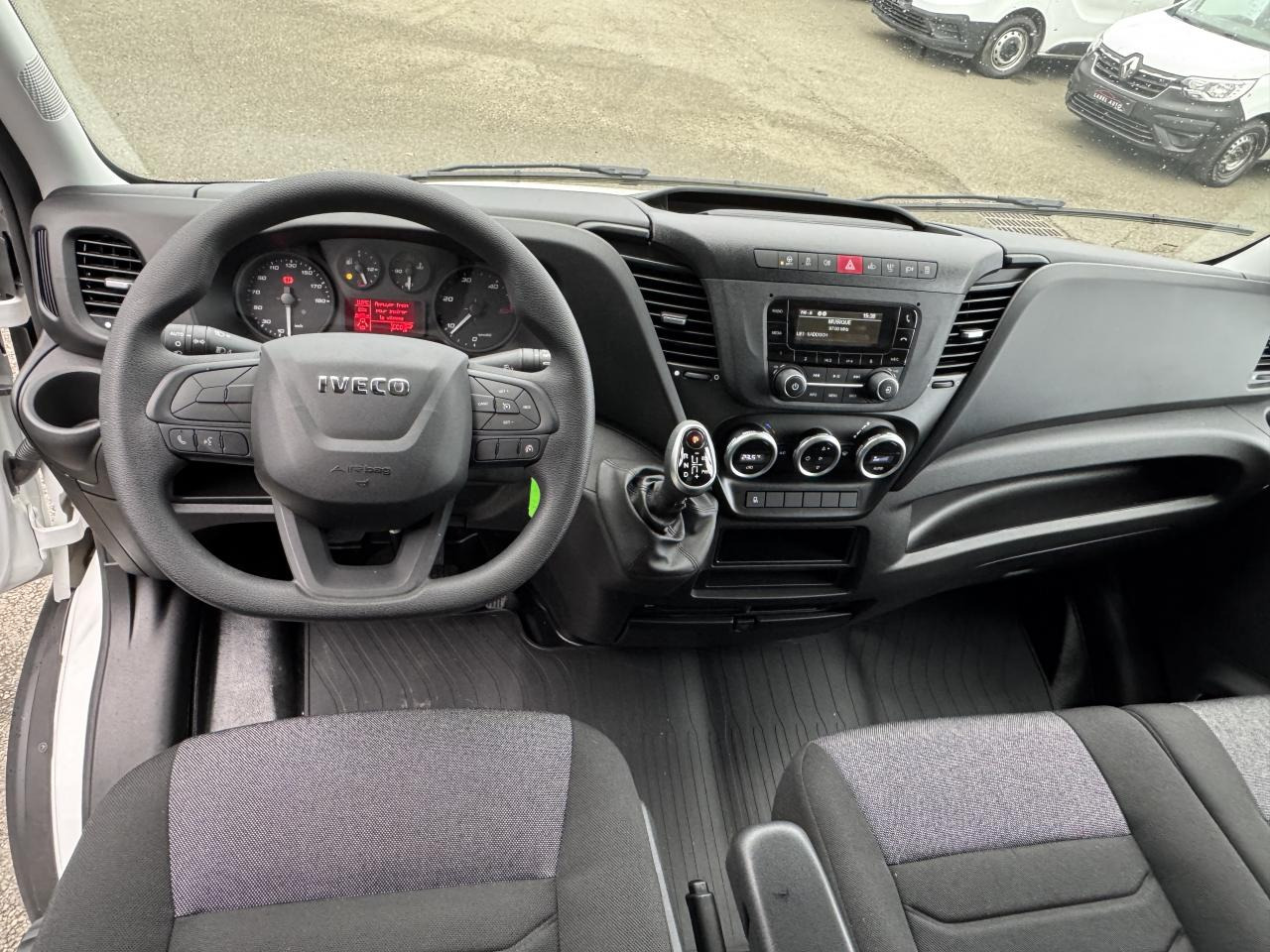 IVECO Daily 35 C 16H3.0 - BV Hi-Matic CHASSIS CABINE CAISSE 20M3 + HAYON - Dobozos kisteherautó: 3 kép. IVECO Daily 35 C 16H3.0 - BV Hi-Matic CHASSIS CABINE CAISSE 20M3 + HAYON - Dobozos kisteherautó: 3 kép.