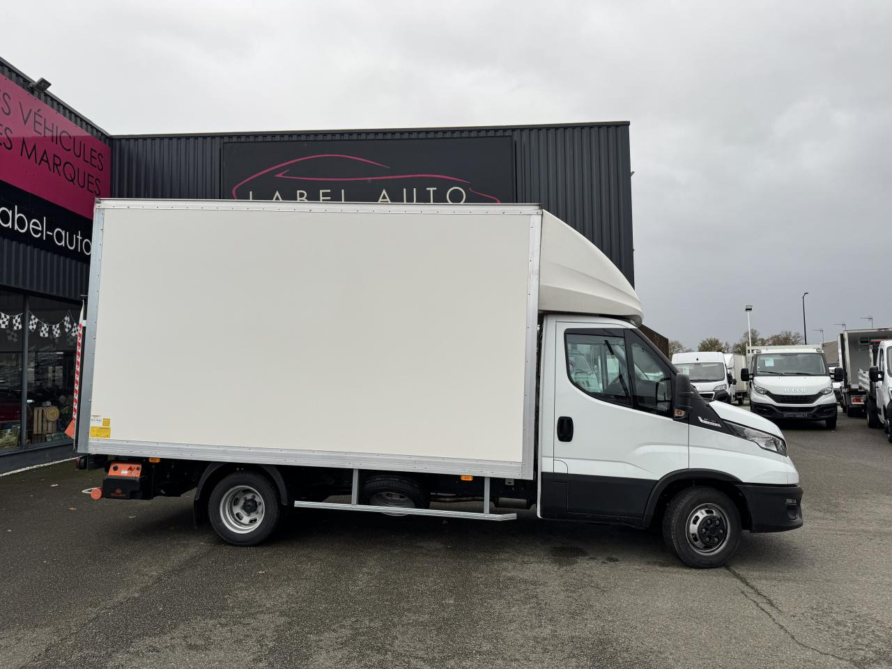 IVECO Daily 35 C 16H3.0 - BV Hi-Matic CHASSIS CABINE CAISSE 20M3 + HAYON - Dobozos kisteherautó: 1 kép. IVECO Daily 35 C 16H3.0 - BV Hi-Matic CHASSIS CABINE CAISSE 20M3 + HAYON - Dobozos kisteherautó: 1 kép.