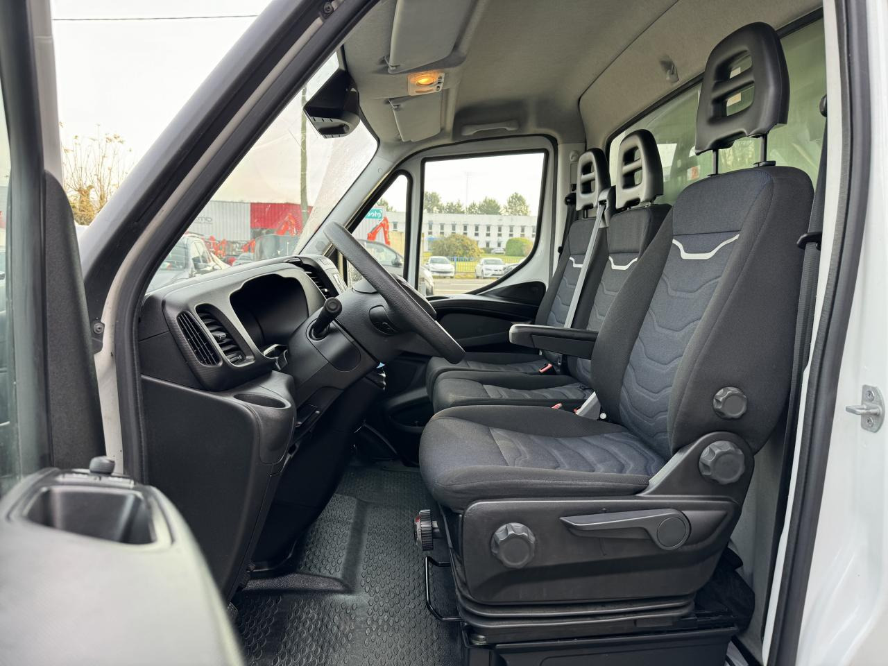 IVECO Daily 35C16 CAISSE HAYON 20M3 RJ 3.0L 160CH - Dobozos kisteherautó: 5 kép. IVECO Daily 35C16 CAISSE HAYON 20M3 RJ 3.0L 160CH - Dobozos kisteherautó: 5 kép.