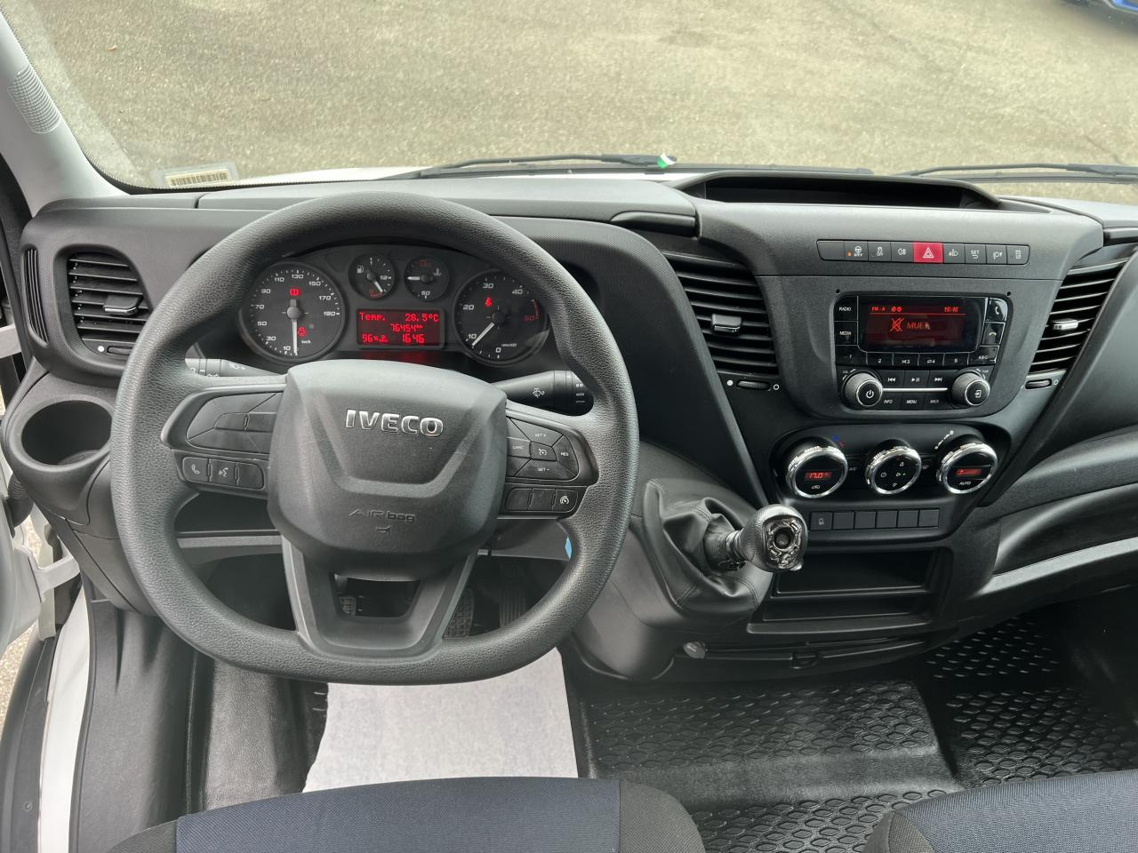 IVECO Daily 35C16 CAISSE HAYON 20M3 RJ 3.0L 160CH - Dobozos kisteherautó: 4 kép. IVECO Daily 35C16 CAISSE HAYON 20M3 RJ 3.0L 160CH - Dobozos kisteherautó: 4 kép.