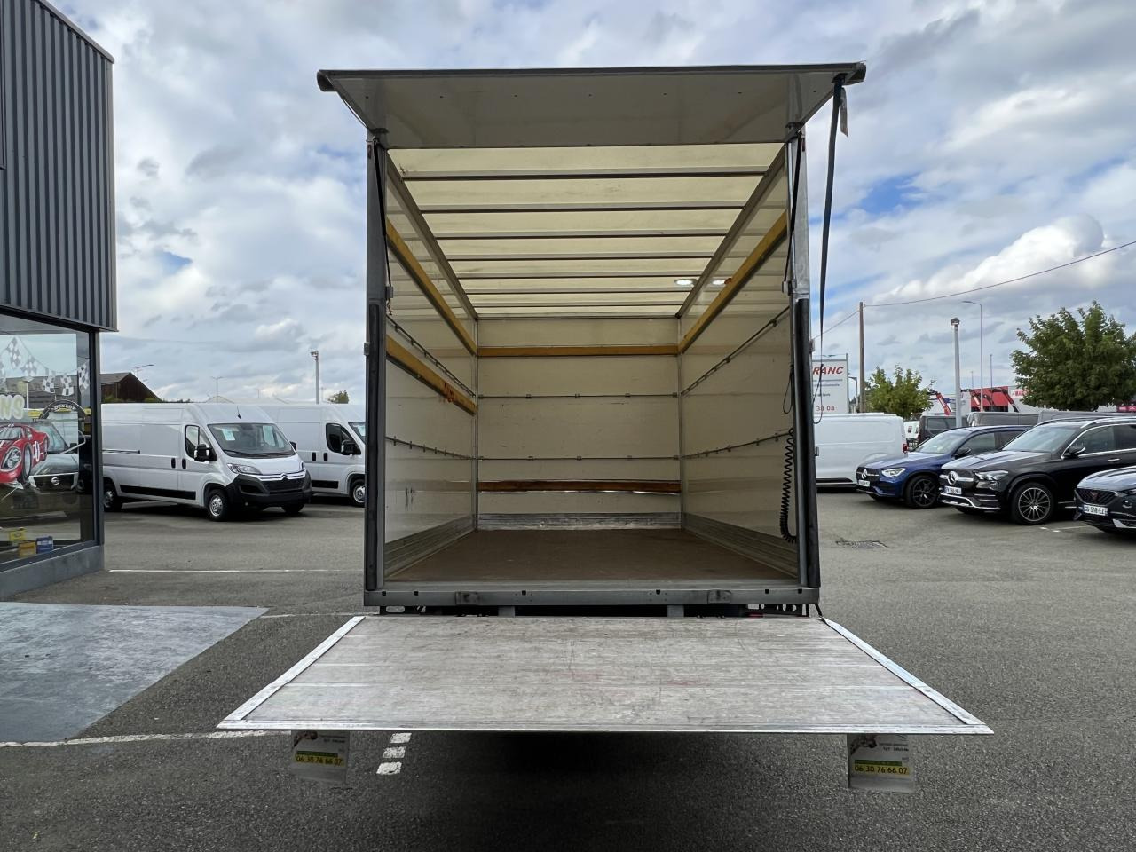 IVECO Daily 35C16 CAISSE HAYON 20M3 RJ 3.0L 160CH - Dobozos kisteherautó: 3 kép. IVECO Daily 35C16 CAISSE HAYON 20M3 RJ 3.0L 160CH - Dobozos kisteherautó: 3 kép.