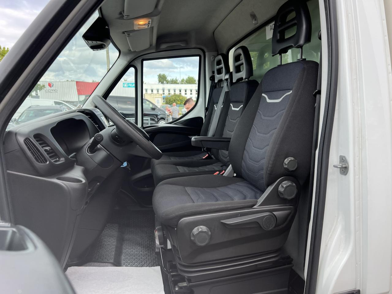 IVECO Daily 35C16 CAISSE HAYON 20M3 RJ 3.0L 160CH - Dobozos kisteherautó: 5 kép. IVECO Daily 35C16 CAISSE HAYON 20M3 RJ 3.0L 160CH - Dobozos kisteherautó: 5 kép.