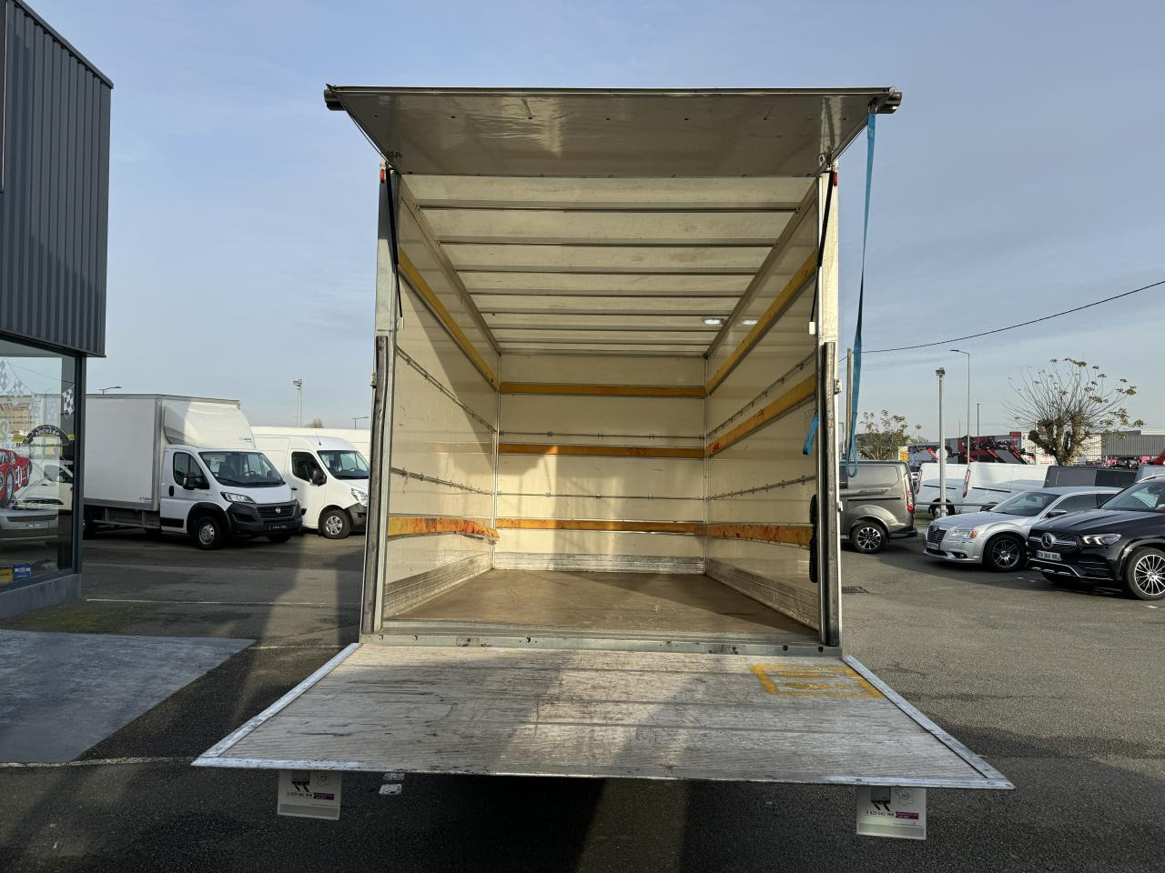 IVECO Daily 35C16 CAISSE HAYON 20M3 RJ 3.0L 160CH - Dobozos kisteherautó: 3 kép. IVECO Daily 35C16 CAISSE HAYON 20M3 RJ 3.0L 160CH - Dobozos kisteherautó: 3 kép.