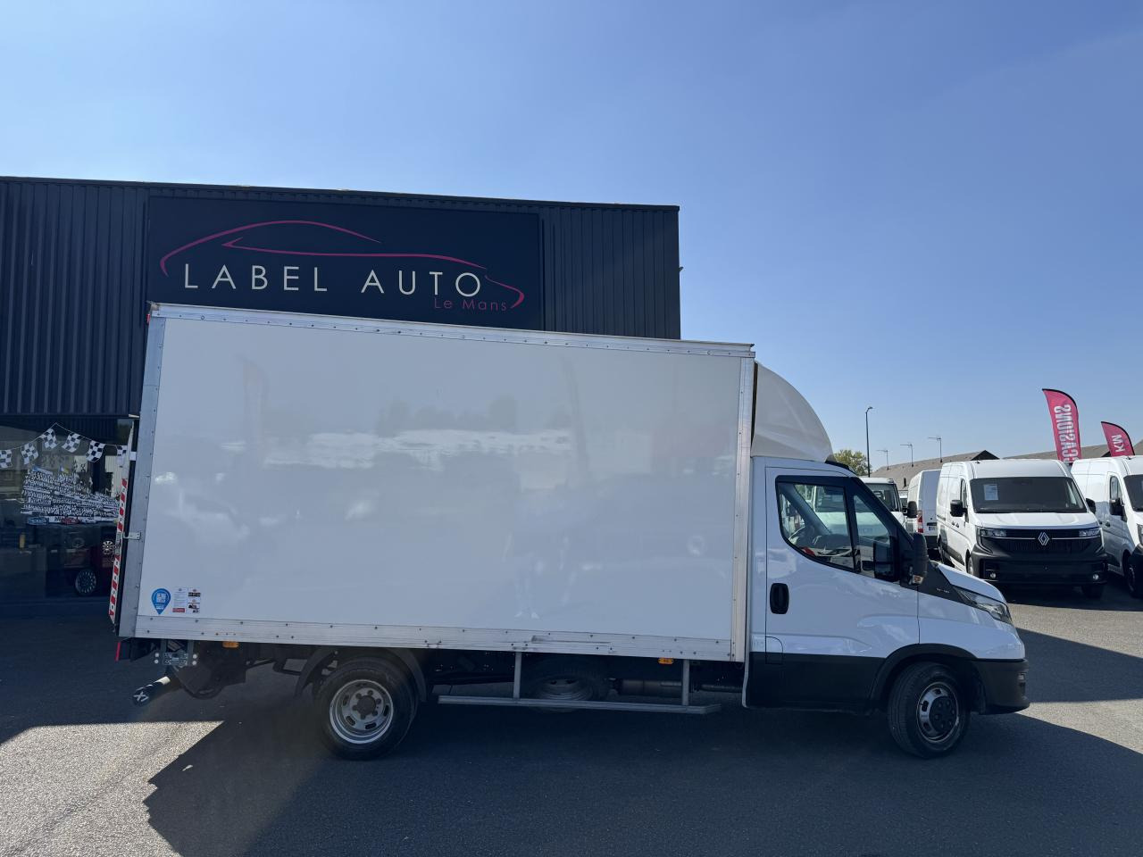 Dobozos kisteherautó IVECO Daily 35C16 CAISSE HAYON 20M3 RJ 3.0L 160CH: 1 kép.