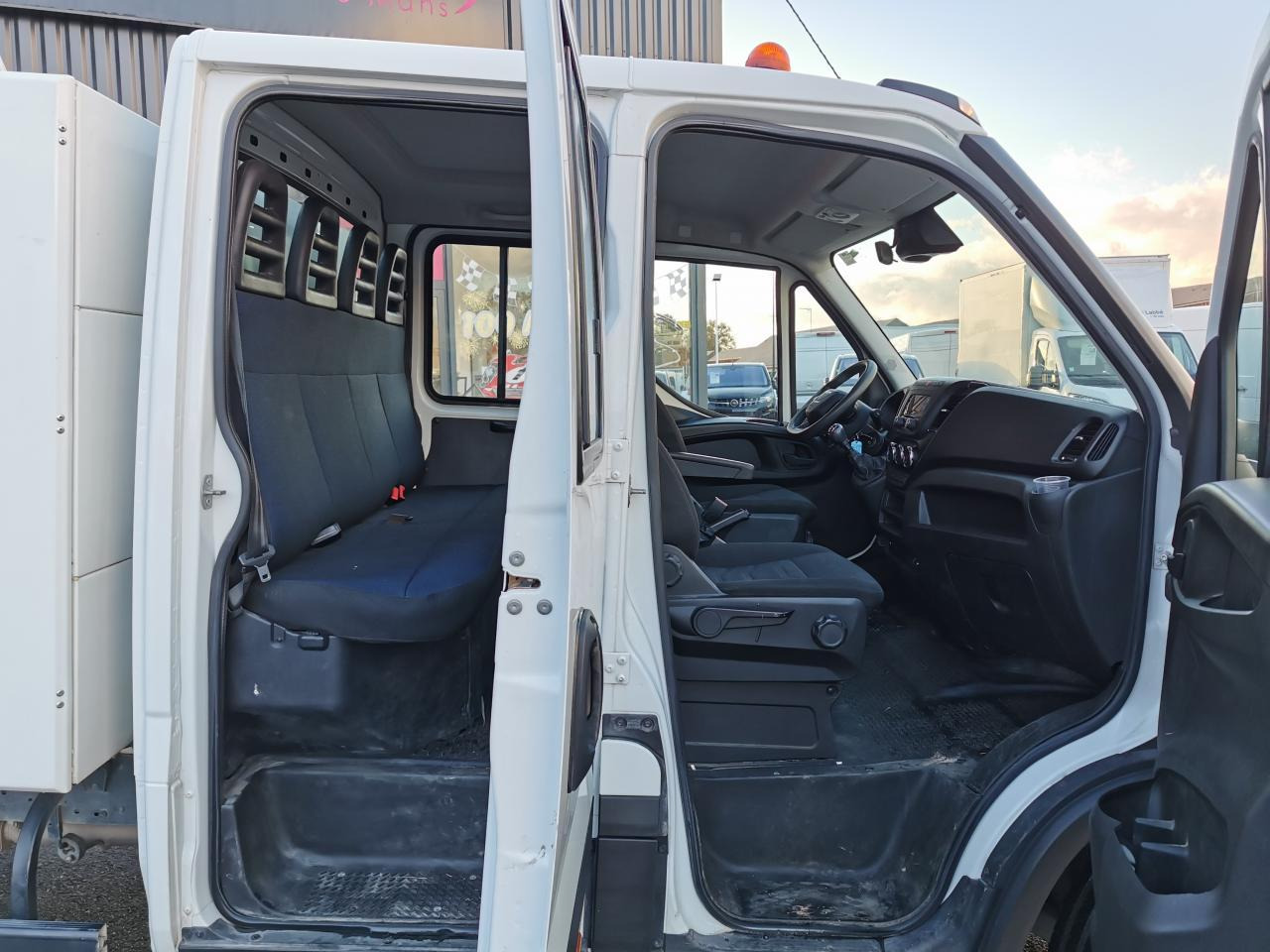 Billenőplatós kisteherautó Iveco Daily 35C14 BENNE COFFRE DOUBLE CABINE 6 places: 7 kép.