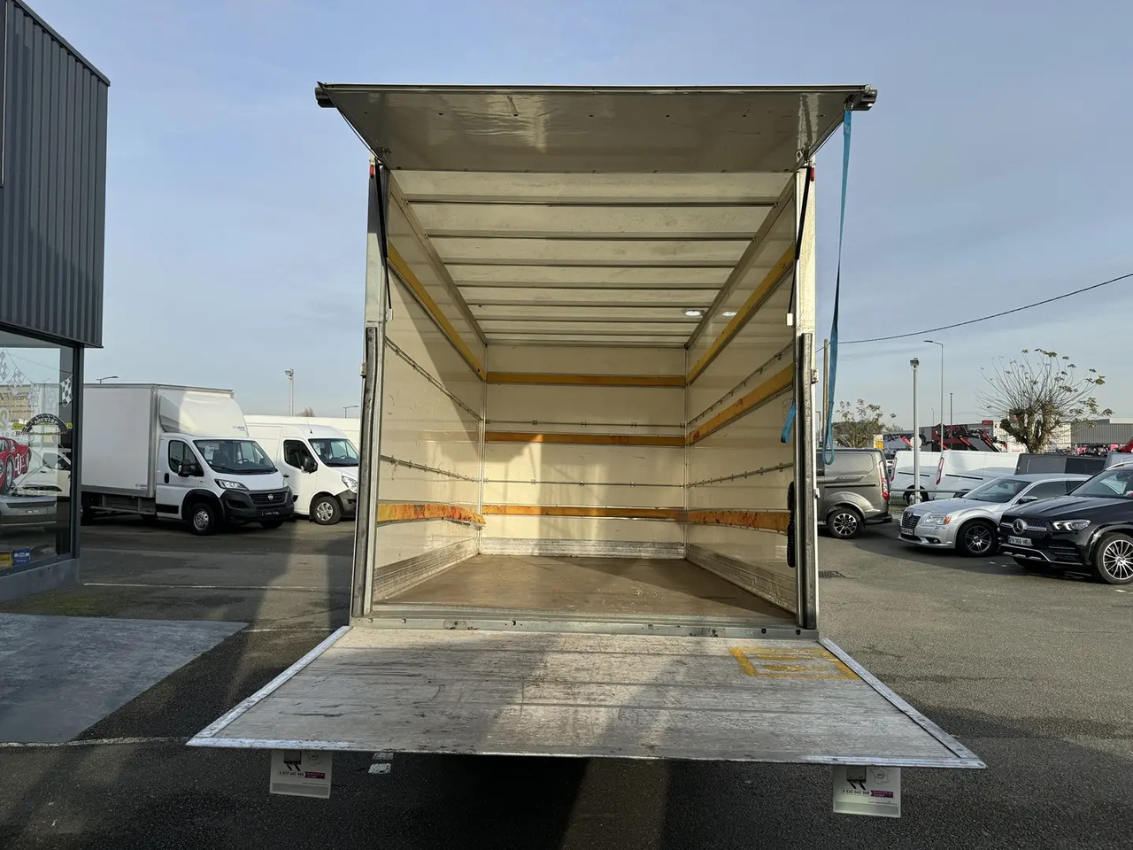 Iveco Daily 35C16 D EMPATTEMENT 4100 - Dobozos kisteherautó: 3 kép. Iveco Daily 35C16 D EMPATTEMENT 4100 - Dobozos kisteherautó: 3 kép.