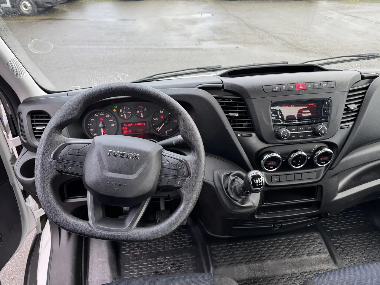 Iveco Daily 35S16 EMPATTEMENT 4100 - Vontató: 3 kép. Iveco Daily 35S16 EMPATTEMENT 4100 - Vontató: 3 kép.