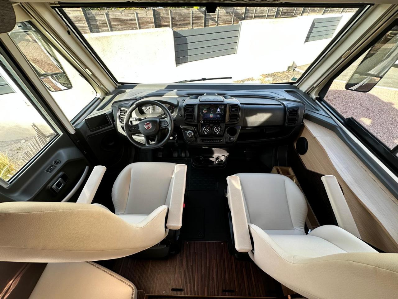 MC LOUIS NEVIS 281 - Integrált lakóautó: 5 kép. MC LOUIS NEVIS 281 - Integrált lakóautó: 5 kép.