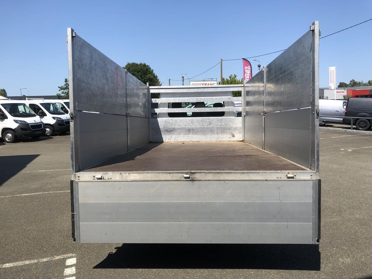 NISSAN INTERSTAR 3T5 2.3 DCI 165CH PLATEAU RIDELLES 4M50 - Platós kisteherautó: 3 kép. NISSAN INTERSTAR 3T5 2.3 DCI 165CH PLATEAU RIDELLES 4M50 - Platós kisteherautó: 3 kép.