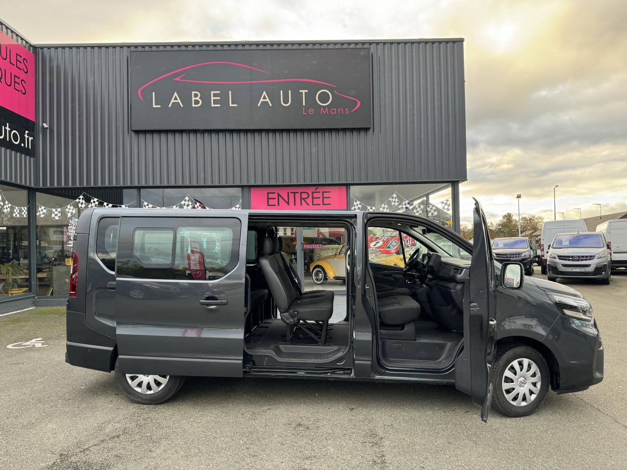 Nissan NV300 N-Connecta 3.0t L2H1 2.0 dCi - 150 - Stop/Start COMBI Combi L2H1 PHASE 2 - Autó: 1 kép. Nissan NV300 N-Connecta 3.0t L2H1 2.0 dCi - 150 - Stop/Start COMBI Combi L2H1 PHASE 2 - Autó: 1 kép.