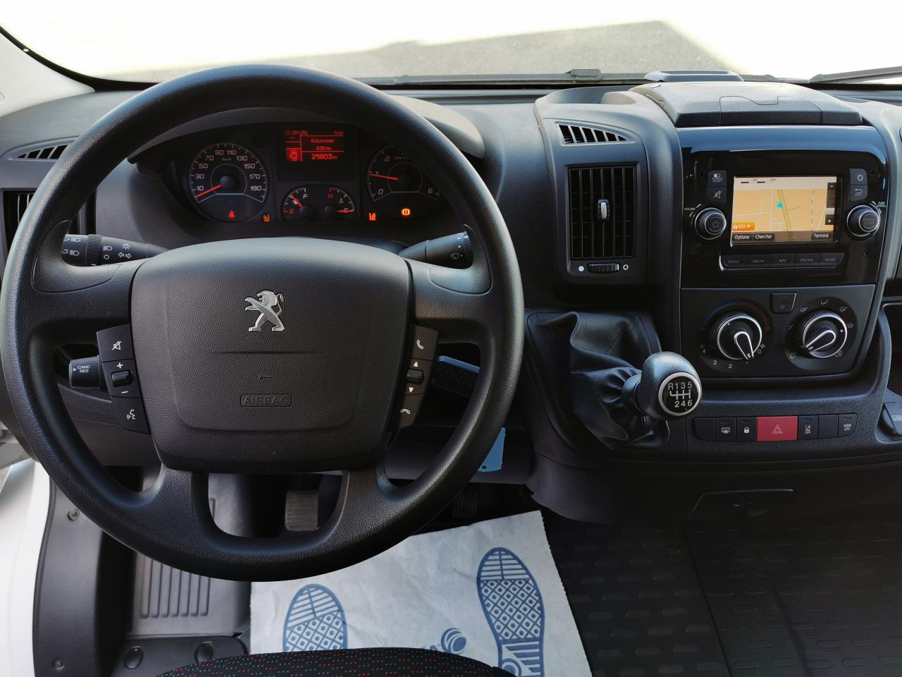 PEUGEOT BOXER 3T0 L2H2 2.2 HDI 140CH ASPHALT - Furgon: 4 kép. PEUGEOT BOXER 3T0 L2H2 2.2 HDI 140CH ASPHALT - Furgon: 4 kép.