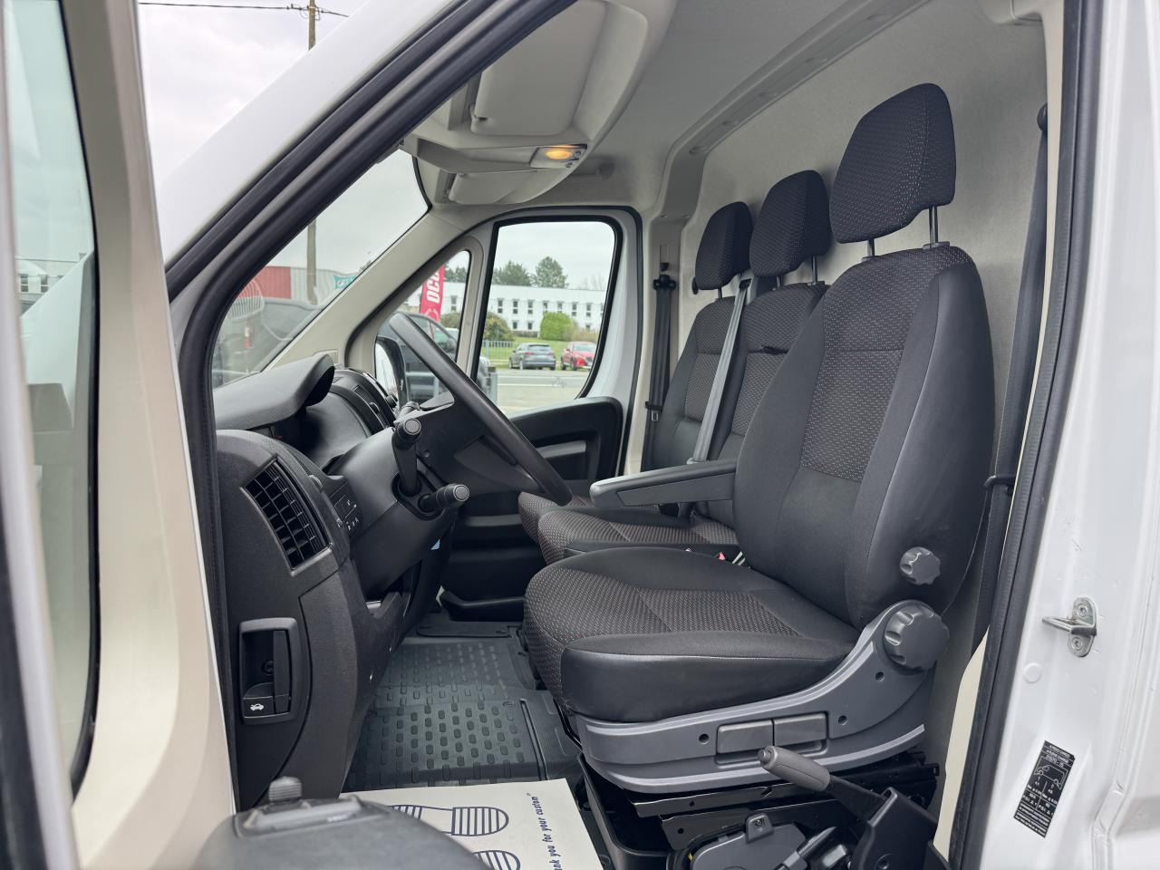 PEUGEOT BOXER 3T3 L3H2 2.2 HDI 140CH ASPHALT - Furgon: 5 kép. PEUGEOT BOXER 3T3 L3H2 2.2 HDI 140CH ASPHALT - Furgon: 5 kép.