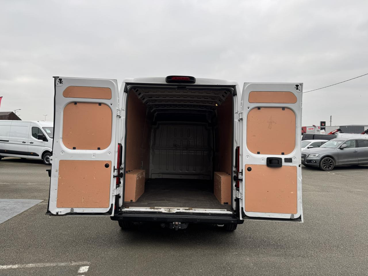 PEUGEOT BOXER 3T3 L3H2 2.2 HDI 140CH ASPHALT - Furgon: 3 kép. PEUGEOT BOXER 3T3 L3H2 2.2 HDI 140CH ASPHALT - Furgon: 3 kép.
