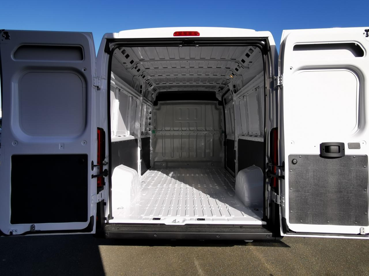 PEUGEOT Boxer 3.5t L2H2 2.2 HDi 140CH - Furgon: 3 kép. PEUGEOT Boxer 3.5t L2H2 2.2 HDi 140CH - Furgon: 3 kép.