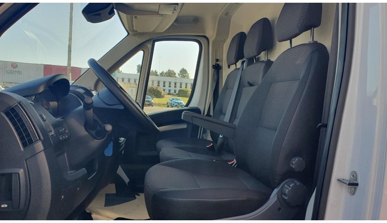 PEUGEOT Boxer 3.5t L2H2 2.2 HDi 140CH - Furgon: 5 kép. PEUGEOT Boxer 3.5t L2H2 2.2 HDi 140CH - Furgon: 5 kép.