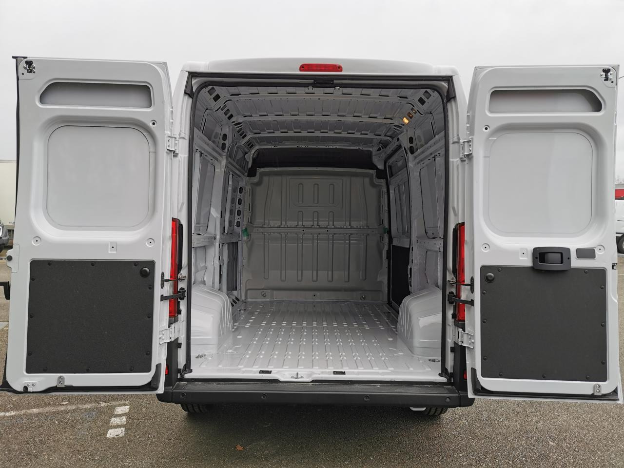 PEUGEOT Boxer 3.5t L2H2 2.2 HDi S&S Maxi - 140 III FOURGON TOLE Fourgon Tolé 435 L2H2 PHASE 3 - Furgon: 3 kép. PEUGEOT Boxer 3.5t L2H2 2.2 HDi S&S Maxi - 140 III FOURGON TOLE Fourgon Tolé 435 L2H2 PHASE 3 - Furgon: 3 kép.