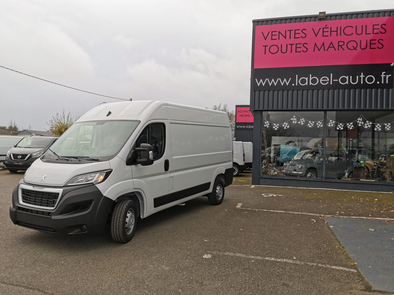 PEUGEOT Boxer 3.5t L2H2 2.2 HDi S&S Maxi - 140 III FOURGON TOLE Fourgon Tolé 435 L2H2 PHASE 3 - Furgon: 5 kép. PEUGEOT Boxer 3.5t L2H2 2.2 HDi S&S Maxi - 140 III FOURGON TOLE Fourgon Tolé 435 L2H2 PHASE 3 - Furgon: 5 kép.