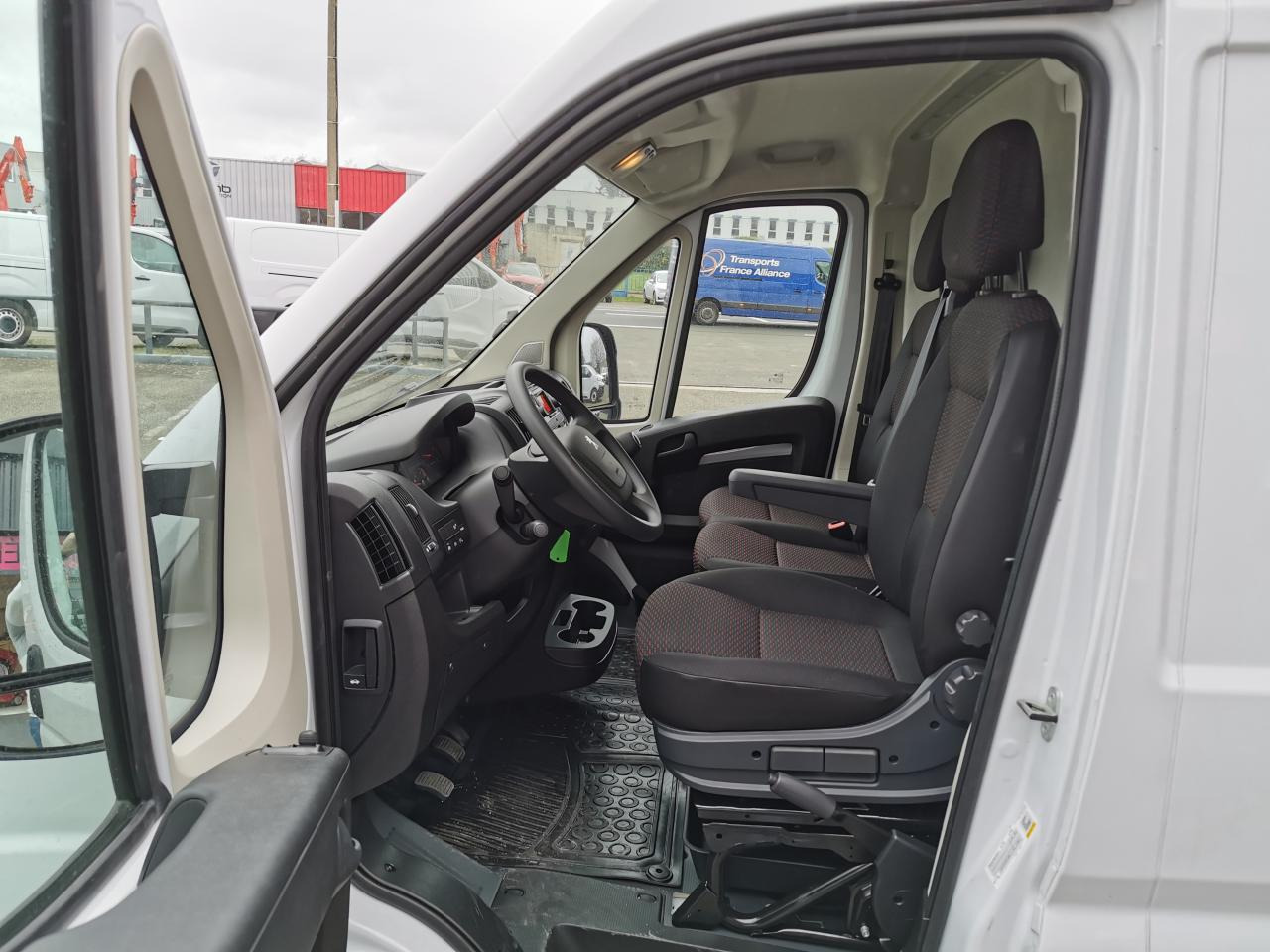 PEUGEOT Boxer 3.5t L2H2 2.2 HDi S&S Maxi - 140 III FOURGON TOLE Fourgon Tolé 435 L2H2 PHASE 3 - Furgon: 4 kép. PEUGEOT Boxer 3.5t L2H2 2.2 HDi S&S Maxi - 140 III FOURGON TOLE Fourgon Tolé 435 L2H2 PHASE 3 - Furgon: 4 kép.