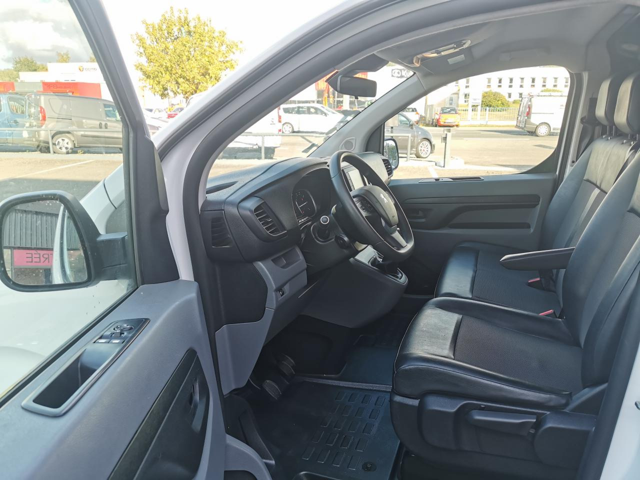 PEUGEOT EXPERT LONG 2.0 HDI 145CH ASPHALT - Furgon: 4 kép. PEUGEOT EXPERT LONG 2.0 HDI 145CH ASPHALT - Furgon: 4 kép.