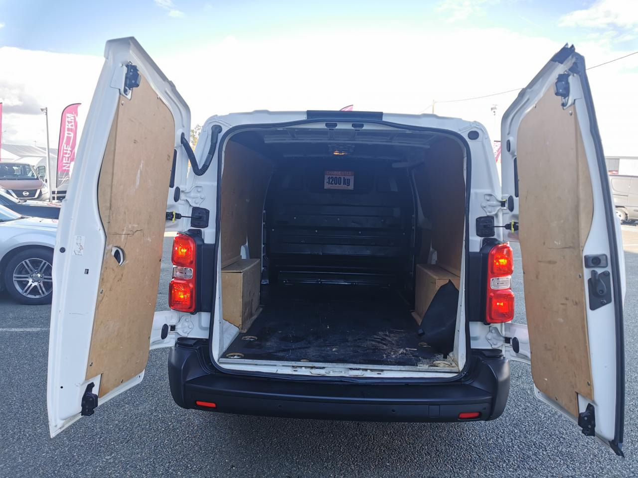 PEUGEOT EXPERT LONG 2.0 HDI 145CH ASPHALT - Furgon: 5 kép. PEUGEOT EXPERT LONG 2.0 HDI 145CH ASPHALT - Furgon: 5 kép.