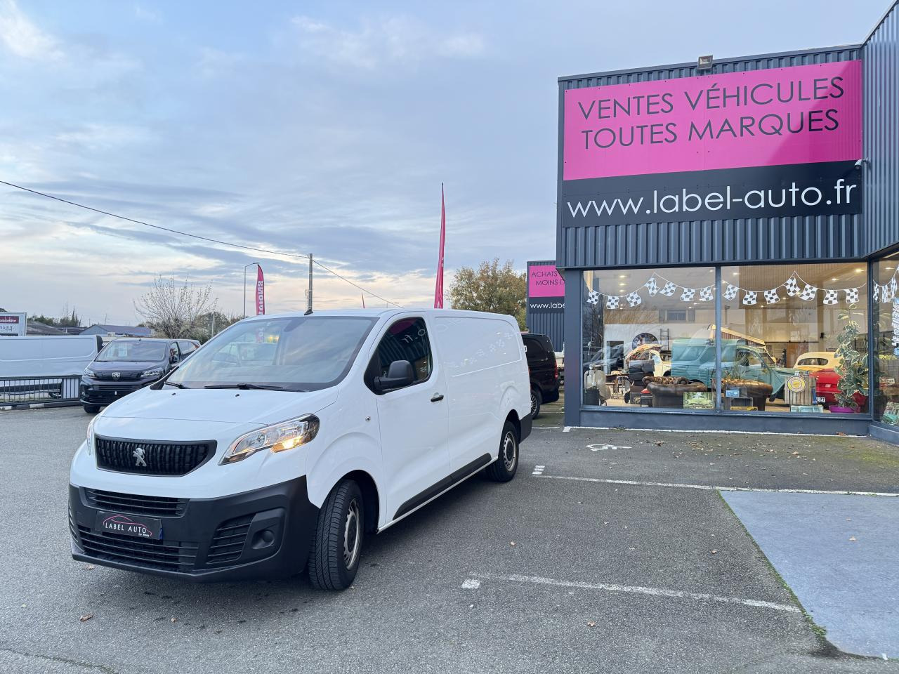 Furgon PEUGEOT EXPERT LONG 2.0 HDI 145CH ASPHALT: 6 kép. Furgon PEUGEOT EXPERT LONG 2.0 HDI 145CH ASPHALT: 6 kép.