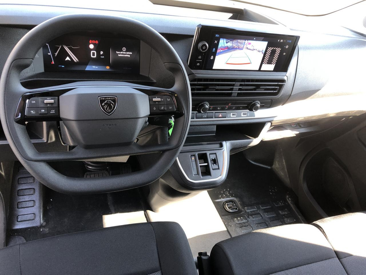 PEUGEOT EXPERT M 2.0 HDI 145CH EAT-8 - Furgon: 4 kép. PEUGEOT EXPERT M 2.0 HDI 145CH EAT-8 - Furgon: 4 kép.