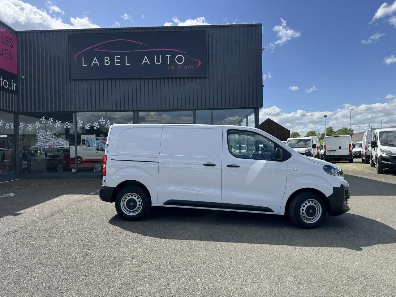 Új Furgon PEUGEOT Expert M 2.0 BlueHDi - 145 III FOURGON Fourgon PHASE 2: 11 kép. Új Furgon PEUGEOT Expert M 2.0 BlueHDi - 145 III FOURGON Fourgon PHASE 2: 11 kép.