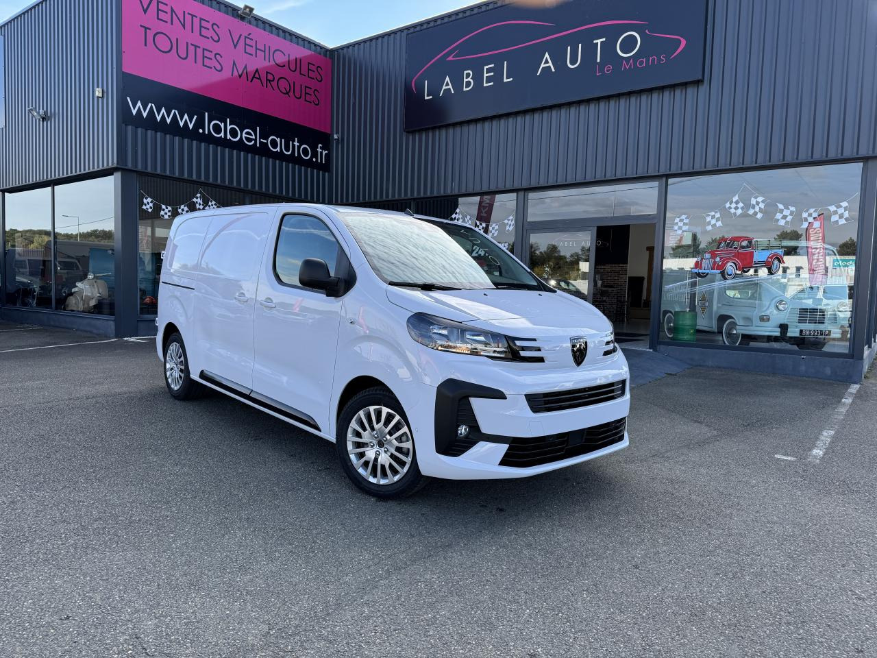 PEUGEOT Expert M 2.0 BlueHDi - 145 S&S - BV EAT8 III FOURGON Fourgon PHASE 2 - Furgon: 1 kép. PEUGEOT Expert M 2.0 BlueHDi - 145 S&S - BV EAT8 III FOURGON Fourgon PHASE 2 - Furgon: 1 kép.