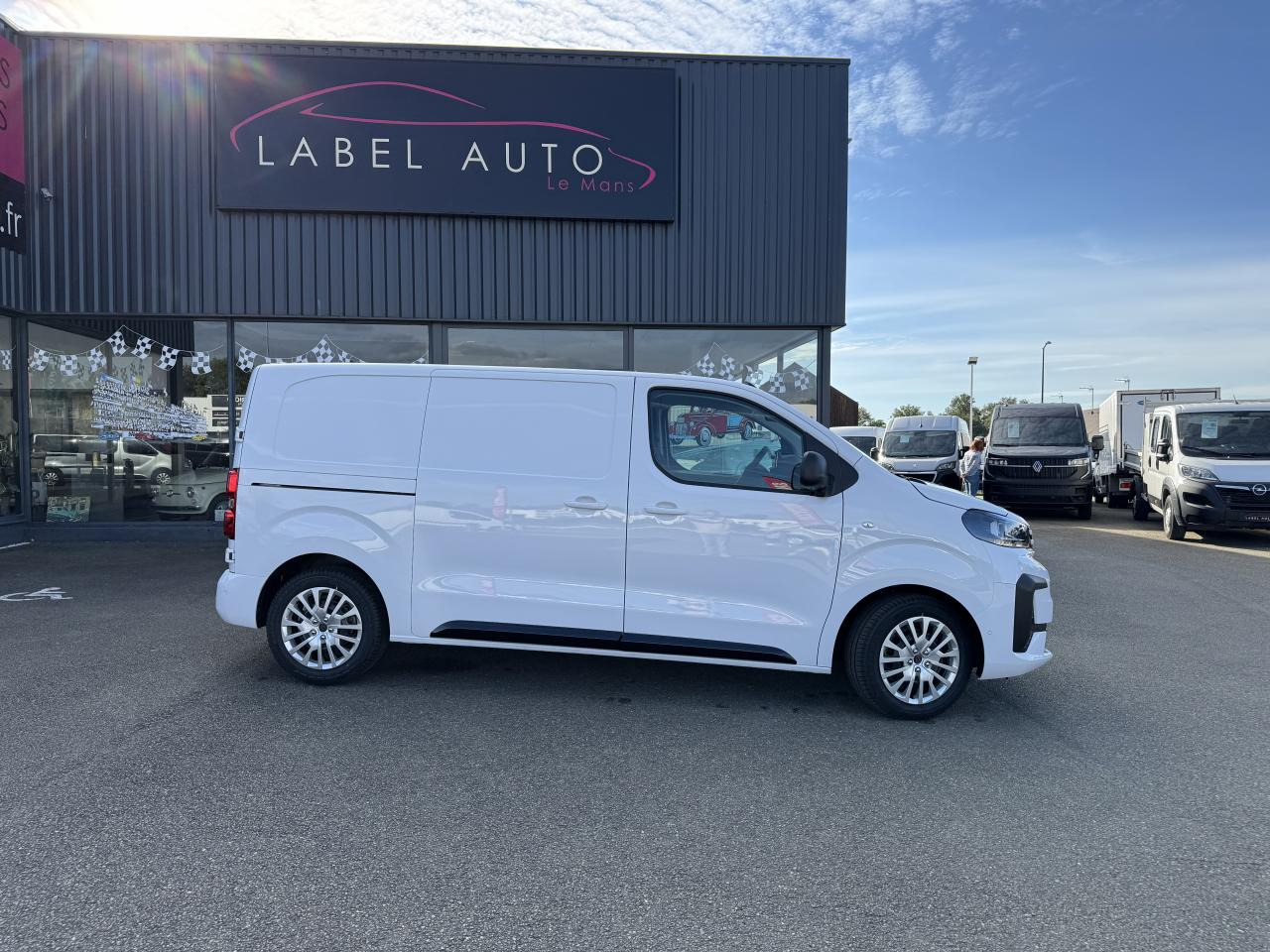 Új Furgon PEUGEOT Expert M 2.0 BlueHDi - 145 S&S - BV EAT8 III FOURGON Fourgon PHASE 2: 9 kép. Új Furgon PEUGEOT Expert M 2.0 BlueHDi - 145 S&S - BV EAT8 III FOURGON Fourgon PHASE 2: 9 kép.