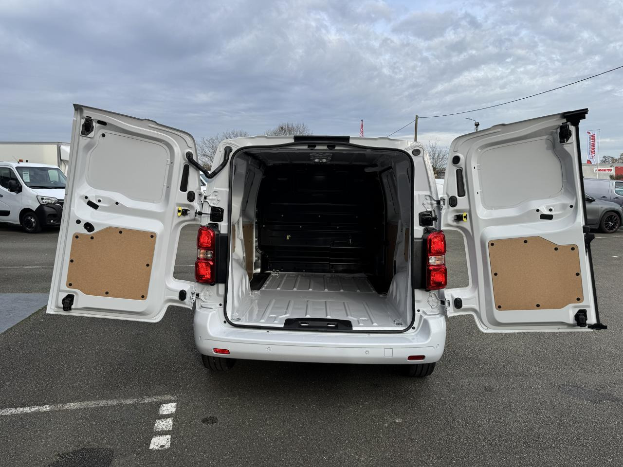 PEUGEOT Expert M 2.0 BlueHDi - 180 S&S - BV EAT8 III FOURGON Fourgon PHASE 2 - Furgon: 3 kép. PEUGEOT Expert M 2.0 BlueHDi - 180 S&S - BV EAT8 III FOURGON Fourgon PHASE 2 - Furgon: 3 kép.