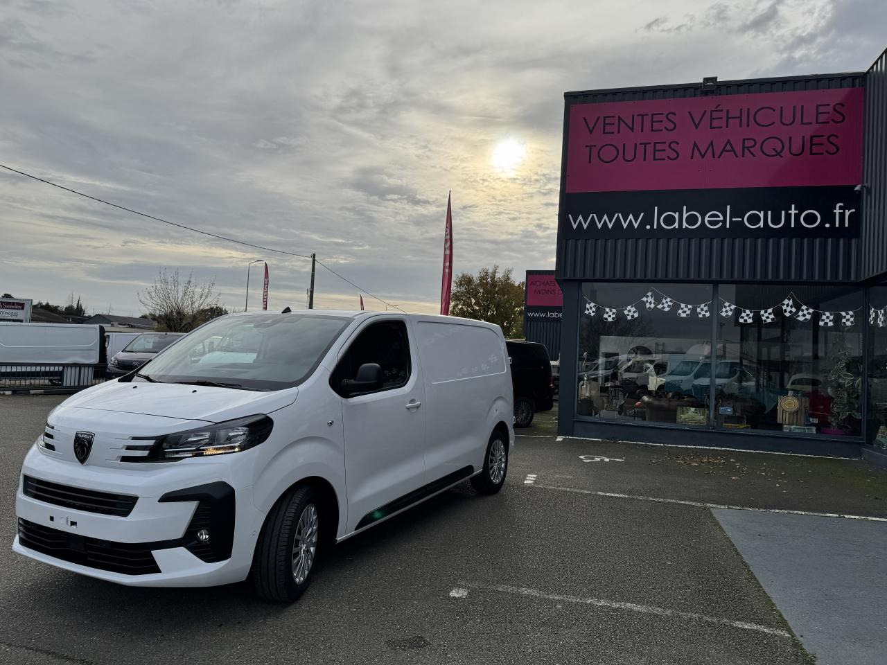 PEUGEOT Expert M 2.0 BlueHDi - 180 S&S - BV EAT8 III FOURGON Fourgon PHASE 2 - Furgon: 1 kép. PEUGEOT Expert M 2.0 BlueHDi - 180 S&S - BV EAT8 III FOURGON Fourgon PHASE 2 - Furgon: 1 kép.