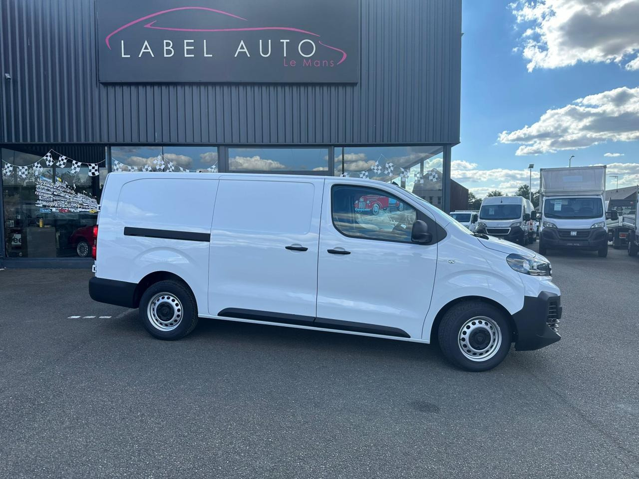 PEUGEOT Expert XL 2.0 BlueHDi - 145 III FOURGON Fourgon PHASE 2 - Furgon: 4 kép. PEUGEOT Expert XL 2.0 BlueHDi - 145 III FOURGON Fourgon PHASE 2 - Furgon: 4 kép.