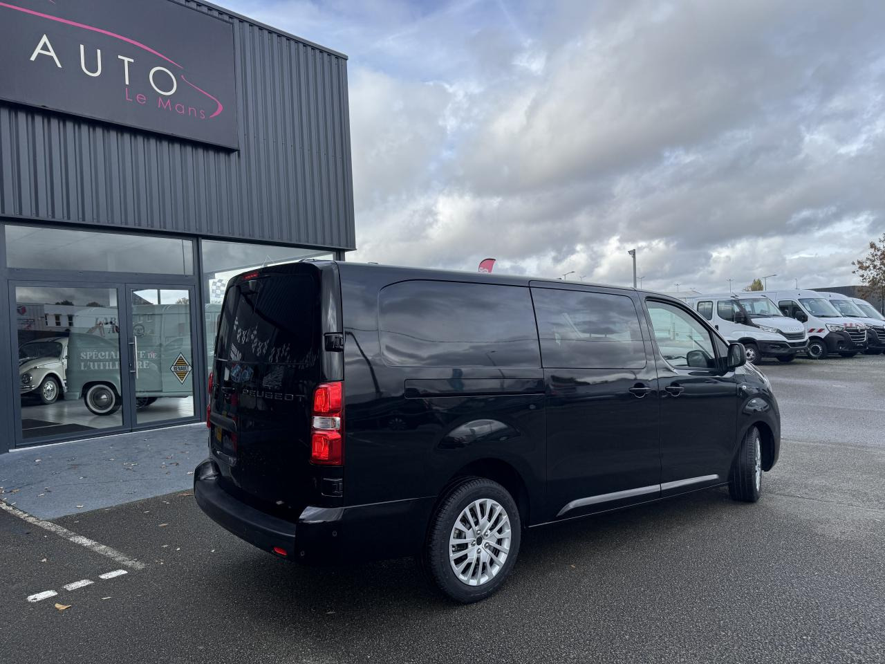 PEUGEOT Expert XL 2.0 BlueHDi - 180 S&S - BV EAT8 III CABINE APPROFONDIE Fourgon Cabine approfondie Fix - Furgon: 5 kép. PEUGEOT Expert XL 2.0 BlueHDi - 180 S&S - BV EAT8 III CABINE APPROFONDIE Fourgon Cabine approfondie Fix - Furgon: 5 kép.