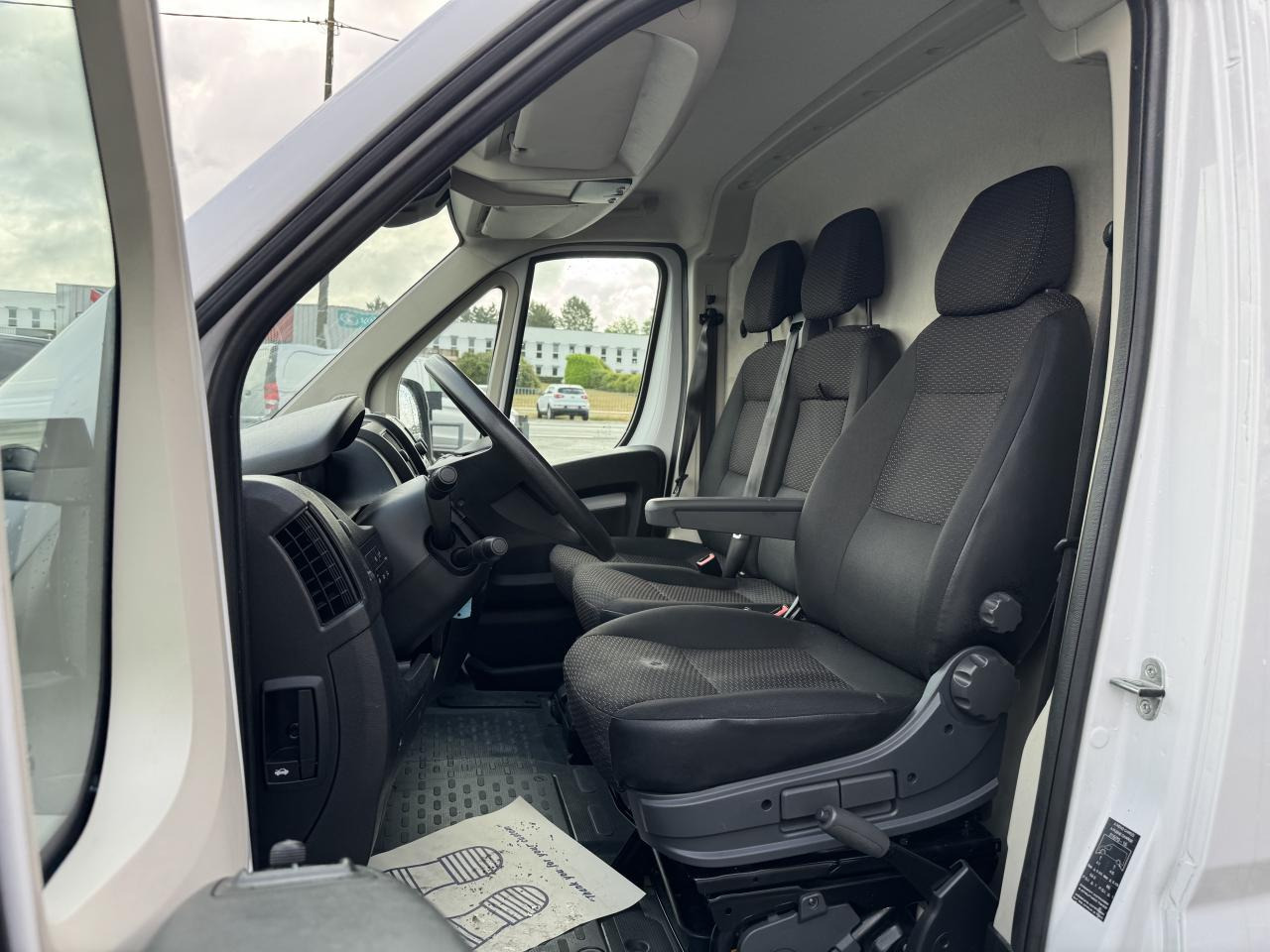 PEUGEOT boxer 333 L2H2 2.2 BLUEHDI S&S 140CH ASPHALT - Furgon: 4 kép. PEUGEOT boxer 333 L2H2 2.2 BLUEHDI S&S 140CH ASPHALT - Furgon: 4 kép.