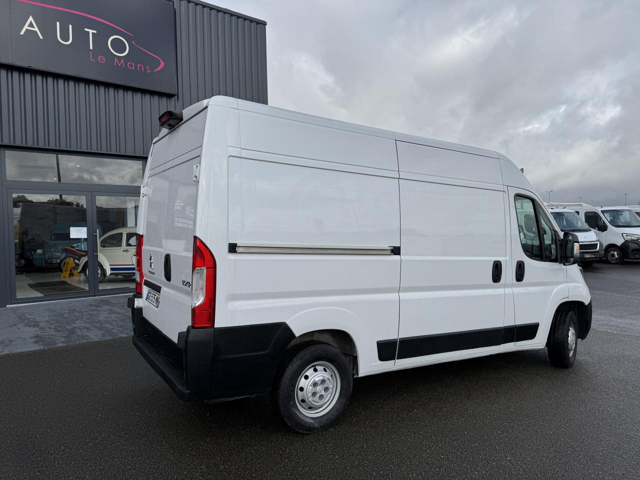 PEUGEOT boxer 333 L2H2 2.2 BLUEHDI S&S 140CH ASPHALT - Furgon: 5 kép. PEUGEOT boxer 333 L2H2 2.2 BLUEHDI S&S 140CH ASPHALT - Furgon: 5 kép.