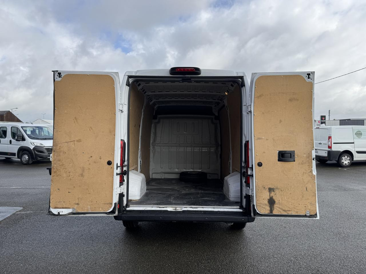 PEUGEOT boxer 333 L2H2 2.2 BLUEHDI S&S 140CH ASPHALT - Furgon: 2 kép. PEUGEOT boxer 333 L2H2 2.2 BLUEHDI S&S 140CH ASPHALT - Furgon: 2 kép.
