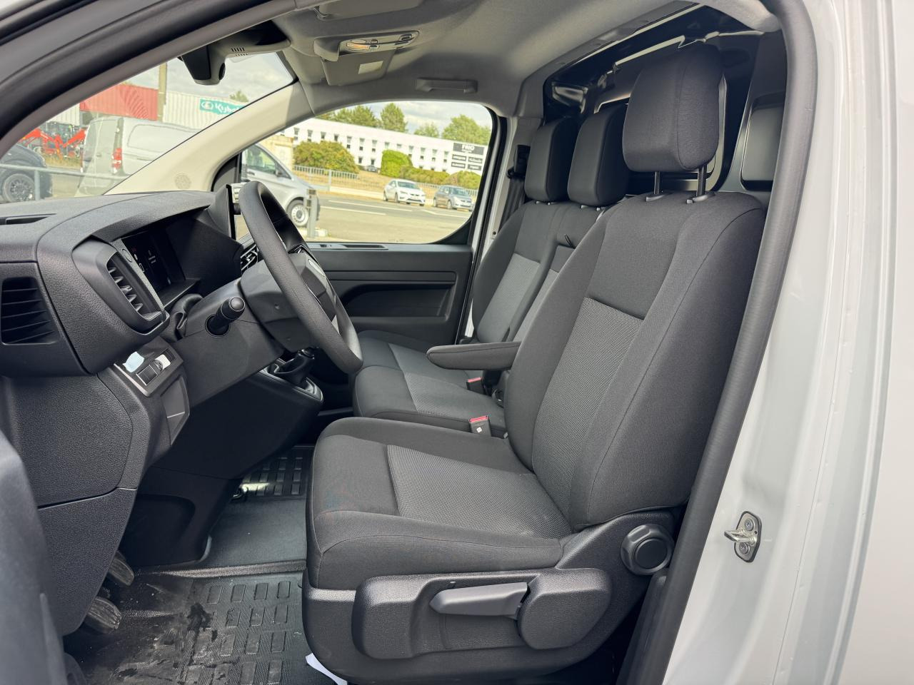 PEUGEOT expert M 2.0 BLUEHDI 145CH PACK PREMIUM CONNECT - Furgon: 4 kép. PEUGEOT expert M 2.0 BLUEHDI 145CH PACK PREMIUM CONNECT - Furgon: 4 kép.